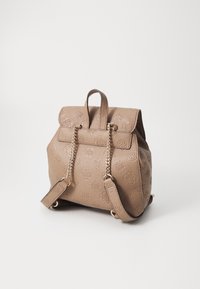 Guess CRESIDIA SMALL FLAP BACKPACK - Mochila - dark taupe