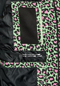 Bunte wasserdichte Jacke mit grünem Grundton, schwarzem und pinkem Leopardenmuster, Netzfach und wasserdichtem Etikett.