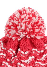 Cappello di lana rossa lavorato a maglia con un grande pon-pon bianco e rosso, dotato di un motivo testurizzato e accenti bianchi a contrasto lungo il bordo.