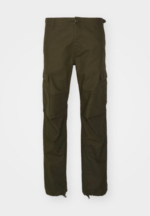 Olivgrüne Cargo-Hosen aus strapazierfähigem Stoff, mit einem Knopfverschluss, mehreren Seitentaschen und elastischen Bündchen an den Knöcheln.