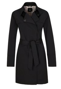 Czarny płaszcz trencz z paskiem w talii, dużym kołnierzem i dwoma przednimi kieszeniami. Posiada dwurzędowe zapięcie na guziki i długie rękawy.