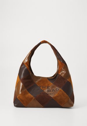Ruskea nahkainen hobo-laukku, jossa on timanttikuvio eri sävyissä, teksturoidut yksityiskohdat ja keskellä "THE SACK BAG" -logo.