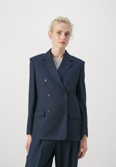 Marineblaue, doppelt geknöpfte Blazerjacke mit strukturierten Schultern, zwei vorderen Taschen und schwarzen Knöpfen, aus einem glatten Stoff gefertigt.