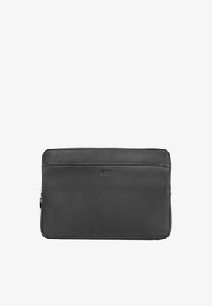 Czarna skórzana prostokątna saszetka z zamkiem błyskawicznym po bokach i wytłoczonym logo na środku z przodu.