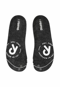 Plantillas de fieltro negro con una superficie texturizada que presentan logos y texto en blanco que dicen "reima" y "la alegría del movimiento desde 1944" en diseños circulares.