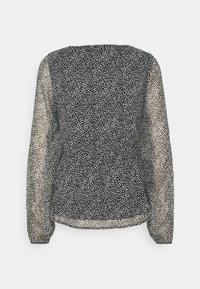 Czarna i biała bluzka we wzory z długimi przezroczystymi rękawami, zgromadzonym stanem i zaokrąglonym dekoltem. Miękka tkanina o teksturowanym wykończeniu.