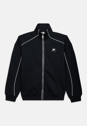 Μαύρο μπουφάν Nike Air με φερμουάρ, με λευκή περιμετρική γραμμή στους ώμους και τα μανίκια, δύο εμπρόσθιες τσέπες και γιακά που στέκεται όρθιος.