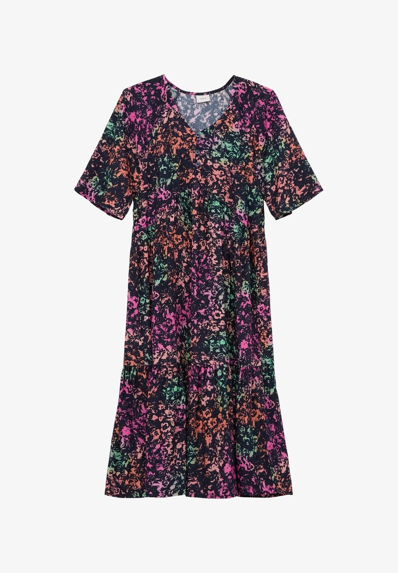Robe imprimée florale avec manches courtes, col en V et jupe à volants. Fond sombre avec accents roses, orange et verts. Tissu léger.