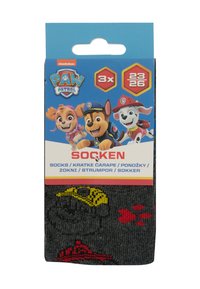 Calcetines negros con personajes de dibujos animados y huellas de patas en rojo y amarillo. El paquete contiene tres pares. El envase es azul con gráficos coloridos.