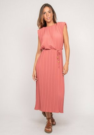Dona x Lisa, ROBE MIDI PLISSÉE IROVE - Robe de jour - corail