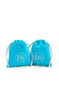 Două saci turcoaz cu șnur, confecționați dintr-un material moale, având logo-uri circulare albe cu textul "Elli by Julie & Grace."