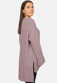 Lange, losvallende lavendelkleurige trui gemaakt van gestructureerd breisel. Heeft wijde mouwen, zijsplitten en een comfortabele pasvorm.