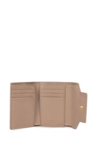 Portafoglio in pelle beige, vista aperta. Caratterizzato da molteplici fessure per carte, texture liscia e chiusura con bottone dorato. Logo del marchio impresso all'interno.
