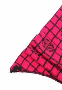 Sciarpa in pile di un vivace colore rosa con un motivo a griglia nera, caratterizzata da una texture morbida e un bordo rifinito. Il design include sottili accenti neri.