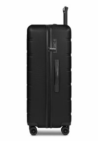 Valise rigide noire avec finition texturée, double fermeture éclair, serrure intégrée, poignée extensible et quatre roues pivotantes.