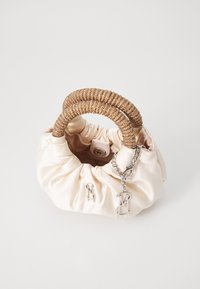 Cremefarbene Satin-Handtasche mit gerafftem Design, zwei strukturierten goldfarbenen Griffen, Kettenakzent und silberfarbenen Hardware-Details.