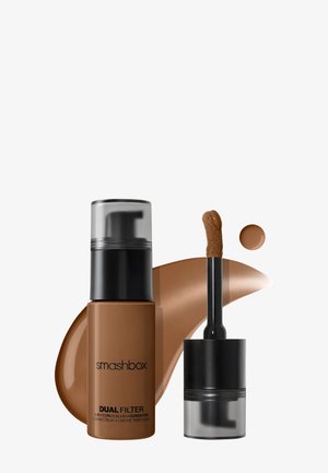 Anti-cernes et fond de teint 2 en 1 Smashbox Dual Filter avec flacon-pompe et applicateur, montrant un échantillon de teinte brun moyen.