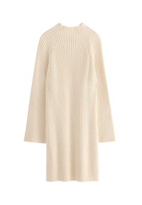 Beige rippad stickad klänning med långa ärmar, rund hals och avslappnad passform. Vertikal ribbad textur och midilängd på nederkanten.