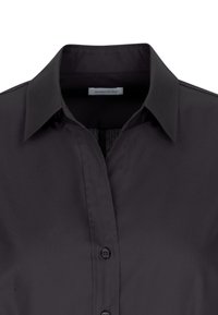 Zwarte overhemd met knoopsluiting en een klassieke kraag, gemaakt van gladde stof, met een nette placket en subtiele glans. Label zichtbaar aan de binnenkant van de kraag.