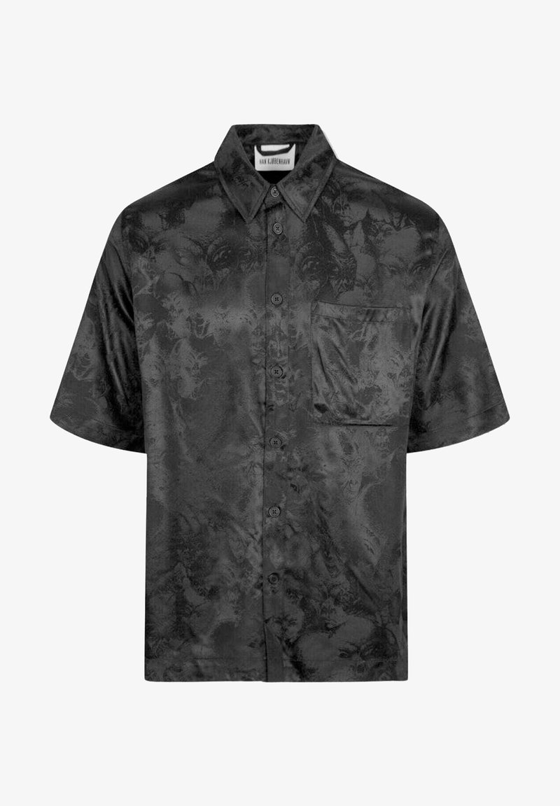 Koszula na krótki rękaw, czarna, zapinana na guziki, z subtelnym kwiatowym wzorem, kieszenią po lewej stronie i gładką, błyszczącą teksturą materiału.