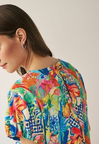 Next GATHERED SHORT SLEEVE TEXTURED BOXY REGULAR FIT - T-shirt con stampa - blue red