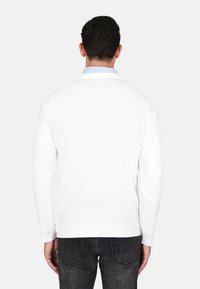 Maglione bianco a maniche lunghe con orlo e polsini a coste, dotato di un colletto azzurro chiaro. La vista posteriore mostra un design aderente e una texture liscia.