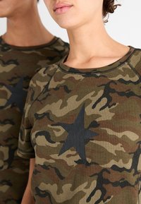 Jaded London CAMO STARSTRUCK TEE UNISEX - T-shirt estampada - brown