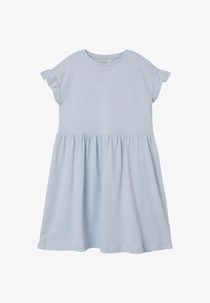 Hellblaues Baumwollkleid mit kurzen Rüschensäumen, rundem Ausschnitt und gerafftem Rock, das ein lässiges, entspanntes Design bietet.