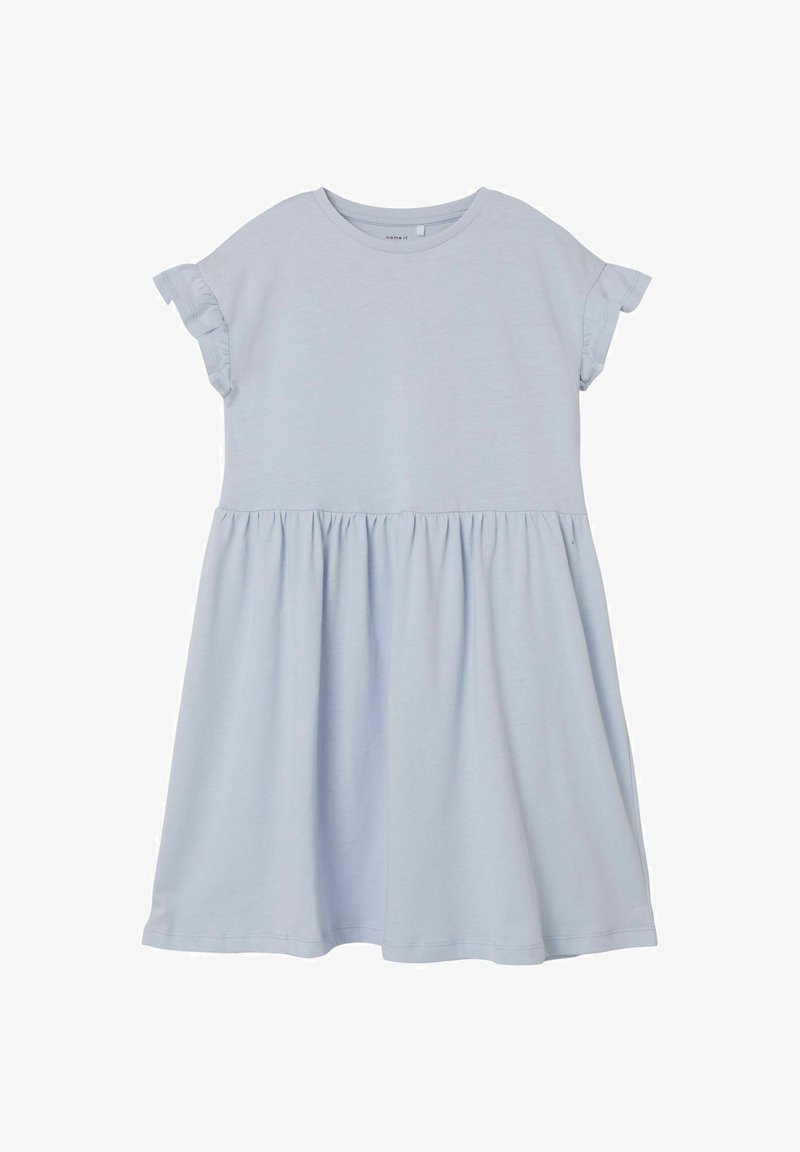 Jasnoniebieska bawełniana sukienka z krótkimi falbaniastymi rękawami, okrągłym dekoltem i marszczoną spódnicą, charakteryzująca się swobodnym, luźnym krojem.