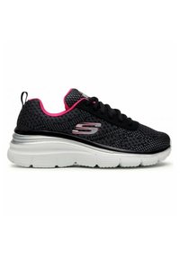Scarpa sportiva nera e grigia con una tomaia in maglia testurizzata, dettagli rosa, lacci neri e una suola intermedia bianca spessa. Presenta un logo sul lato.