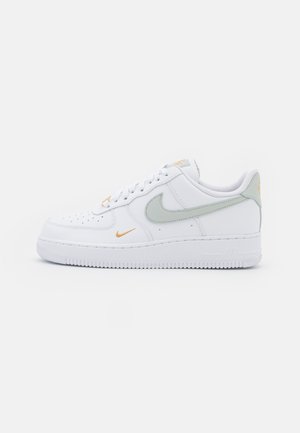 Nike Sportswear AIR FORCE 1 07 ESS - Sneaker low - white/silver