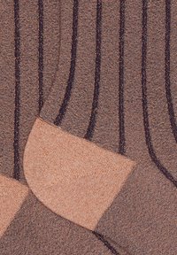 Calzini marroni con strisce verticali scure e tacco e punta marrone chiaro solidi. La consistenza appare liscia con una finitura morbida.