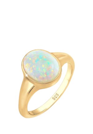 Zlatý prsteň s oválnym irizujúcim opálovým kameňom, ktorý ukazuje viacfarebné záblesky, so značkou 925 sterlingového striebra vo vnútri obrúčky.