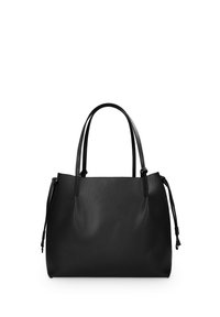 Zwarte leren tote bag met een gladde textuur, dubbele handvatten aan de bovenkant en verstelbare zijstrikken. Eenvoudig, minimalistisch ontwerp zonder zichtbare hardware.