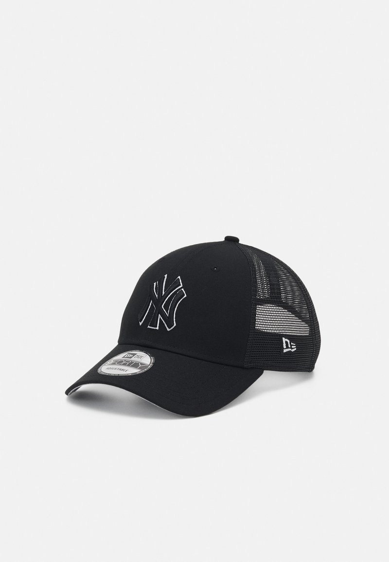 Schwarze New York Yankees Baseballkappe mit solidem Vorderteil, Netzrücken, gesticktem Logo und flachem Schirm. Verstellbarer Snapback-Verschluss.
