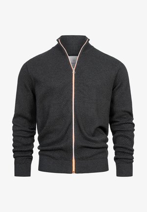 Schwarzer Strick-Zip-Hoodie mit einem strukturierten Muster, orangefarbigem Reißverschlussdetail und hohem Kragen. Gerippte Bündchen und Saum.