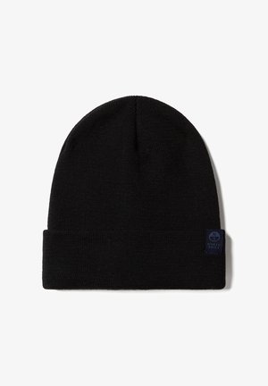 Cappello a maglia nero con risvolto e una piccola toppa con logo blu navy con la scritta "NORTH SAILS" sul lato. Texture liscia, design semplice.