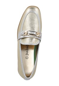 Złote teksturowane mokasyny z srebrnym paskiem akcentującym i detalem w postaci łańcucha. Wnętrze ma metaliczny blask; projekt jest klasyczny i zwięzły.