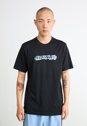 Sort kortærmet t-shirt med et flerfarvet "ADIDAS" logo på forsiden. Lavet af bomuld, har den en afslappet pasform og rund halsudskæring.