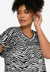 MIAMODA CREW NECK ZEBRA  - Triko s potiskem - black