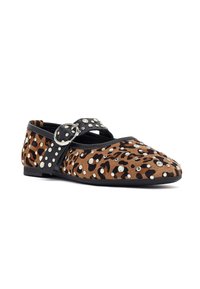 Leopardprint platte schoen van suede met een zwarte band met zilveren studs en een ronde gesp; lage hak, afgeronde tekening.
