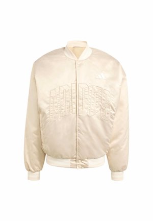 Béžová saténová bomber bunda s nápadným vyšívaným logem „ADIDAS“, žebrovanými manžetami a límečkem. Hladká textura a volný střih.