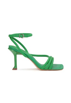 Sandale à talon vert avec trois brides à l'avant, bout carré, bride de cheville avec boucle argentée et talon fin.