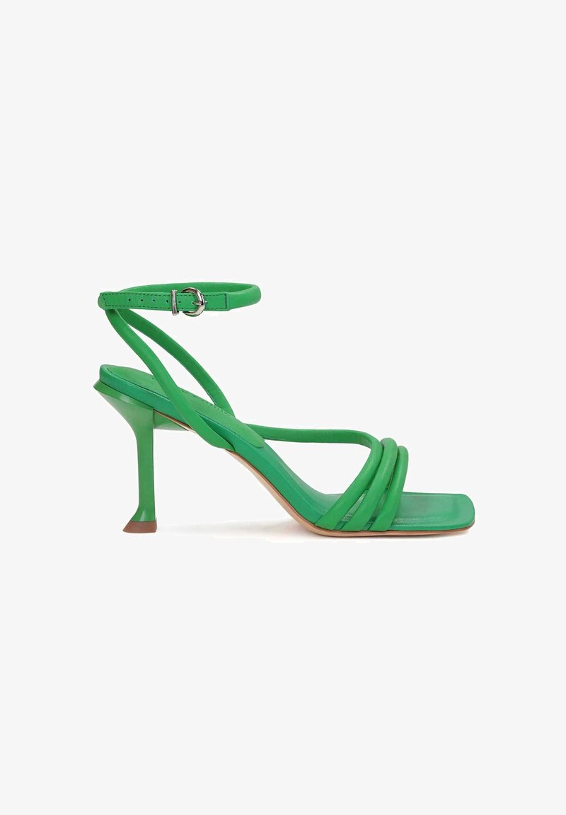 Sandale à talon vert avec trois brides à l'avant, bout carré, bride de cheville avec boucle argentée et talon fin.