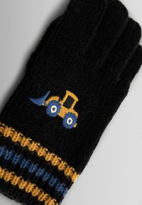 Čierna pletená rukavica s modrými a žltými pruhmi, s vyšívaným žltým traktorom s modrými kolesami a modrým príslušenstvom.