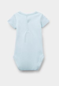 Světle modrý bodysuit s krátkým rukávem vyrobený z měkké bavlny. Disponuje kulatým límečkem a třemi patentkami na zadní straně pro snadné oblékaní.