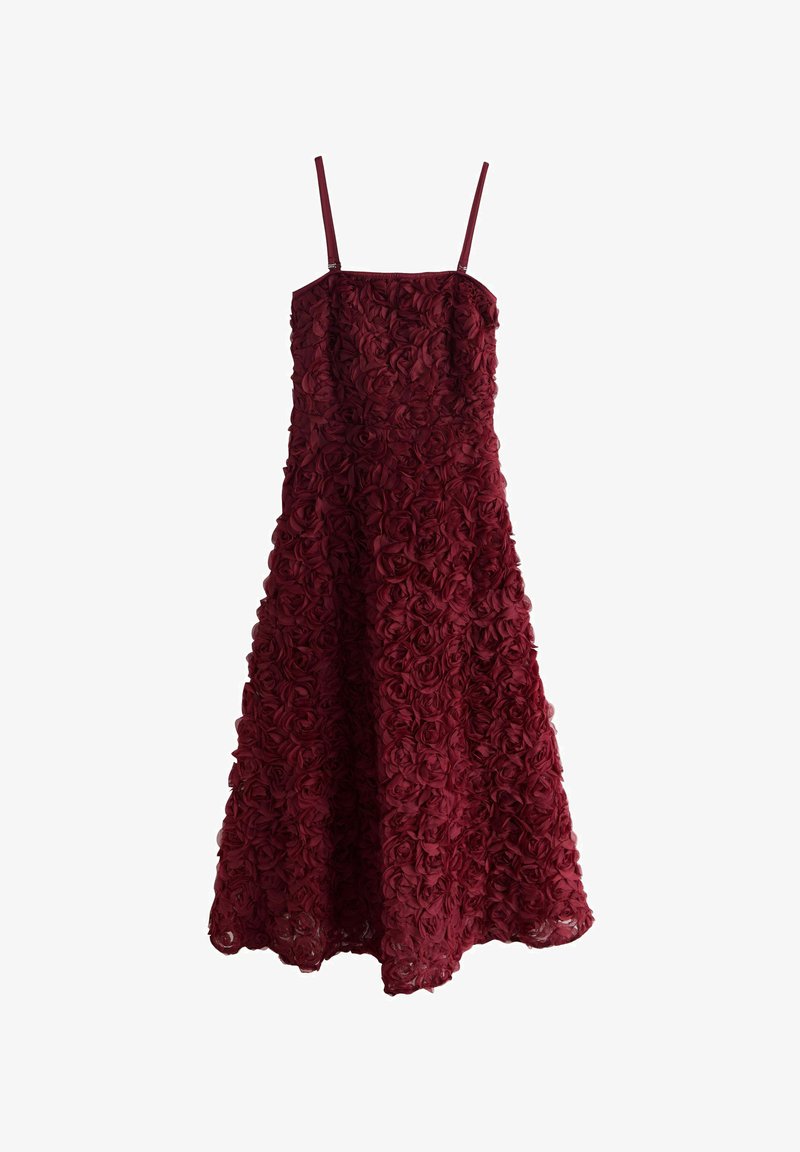 Bordó šaty s růžovým vzorem, bez rukávů a s volnou siluetou, která spadá pod kolena.