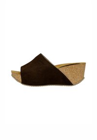 Sandale compensée en nubuck brun avec une plateforme en liège, à bout ouvert et au design angulaire. Elle présente une texture lisse et une semelle en caoutchouc pour une bonne adhérence.