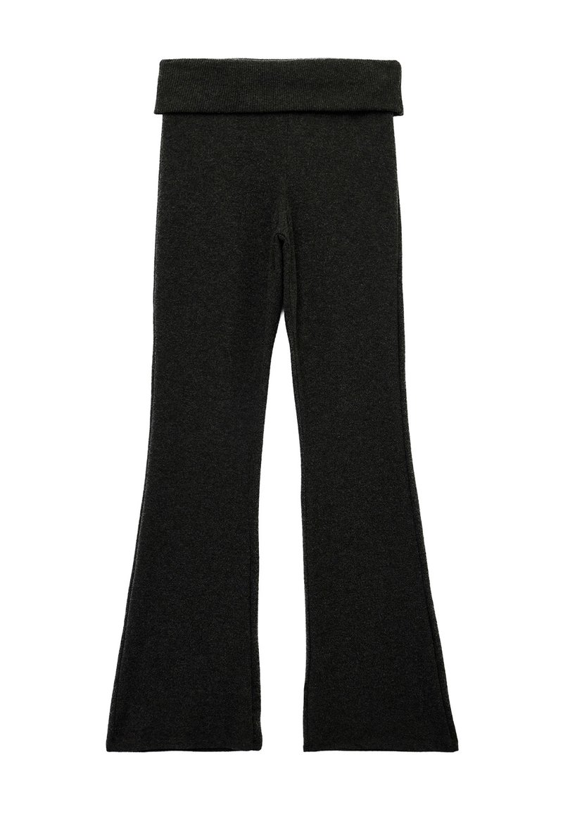 Schwarze, ausgestellte Leggings aus weichem Material, ausgestattet mit einem breiten elastischen Bund und einer glatten Textur, die für Komfort und Bewegungsfreiheit sorgt.