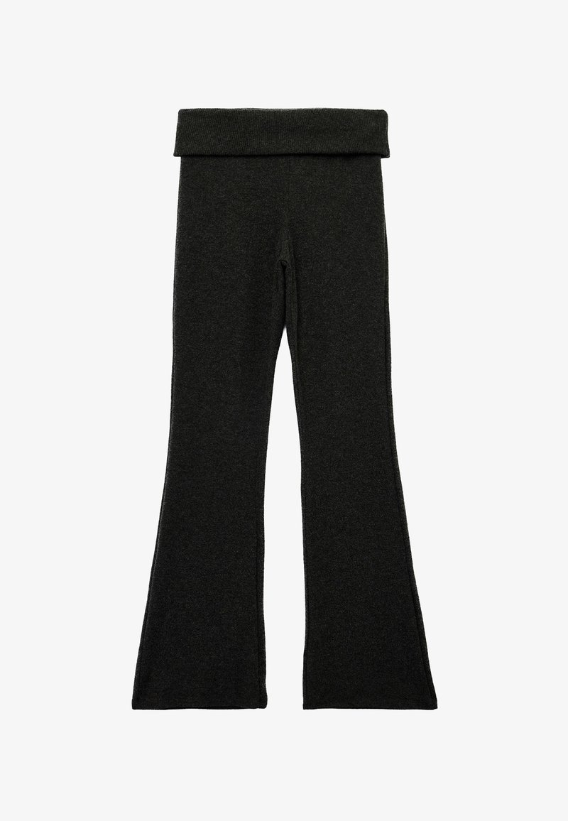 Zwarte flared leggings van zachte stof, met een brede elastische tailleband en een gladde textuur, ontworpen voor comfort en bewegingsvrijheid.